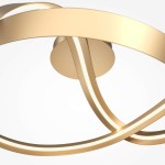Lampa sufitowa LED Plons o mocy 34W, kolor mosiężny. Zawiera podświetlane, zakrzywione paski w kształcie fali, montowana do sufitu. Widok z bliska, ukazujący detale konstrukcji i połączenie z podstawą.