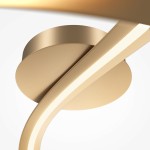 Mosiężna lampa sufitowa LED o mocy 34W i temperaturze barwowej 3000K, z elegancką, zaokrągloną podstawą i delikatnym, łukowatym źródłem światła. Produkt zamontowany na białym tle, w zbliżeniu na detal konstrukcji.