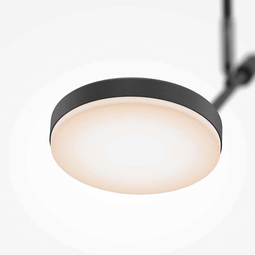 Lampa wisząca LED o mocy 8W, kolor czarny, z okrągłym kloszem. Ujęcie z dołu, pokazujące gładką, matową powierzchnię klosza oraz czarną obręcz. Ciepła biel światła (3000K) z równomiernym rozproszeniem. Proste tło w jasnym kolorze.
