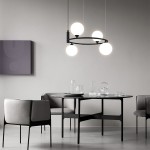 Czarna lampa wisząca Ring MOD013PL-04B z czterema okrągłymi kloszami na białym tle, zawieszona nad okrągłym stołem. Wnętrze w nowoczesnym stylu z szarymi krzesłami i minimalistycznymi dodatkami.