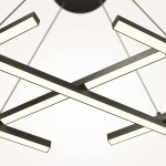 Lampa wisząca LED Halo w kolorze czarnym, o nowoczesnym designie z trzema krzyżującymi się, prostokątnymi elementami świetlnymi. Zawieszona na cienkich linkach, z okrągłym mocowaniem sufitowym. Idealna do nowoczesnych wnętrz.