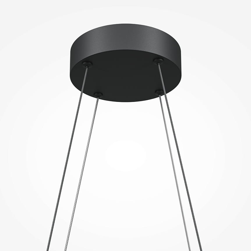 Czarna lampa wisząca LED Halo z okrągłym mocowaniem sufitowym, zawieszona na dwóch cienkich linkach. Kąt ujęcia z dołu, pokazujący detal konstrukcji i materiał wykończenia.