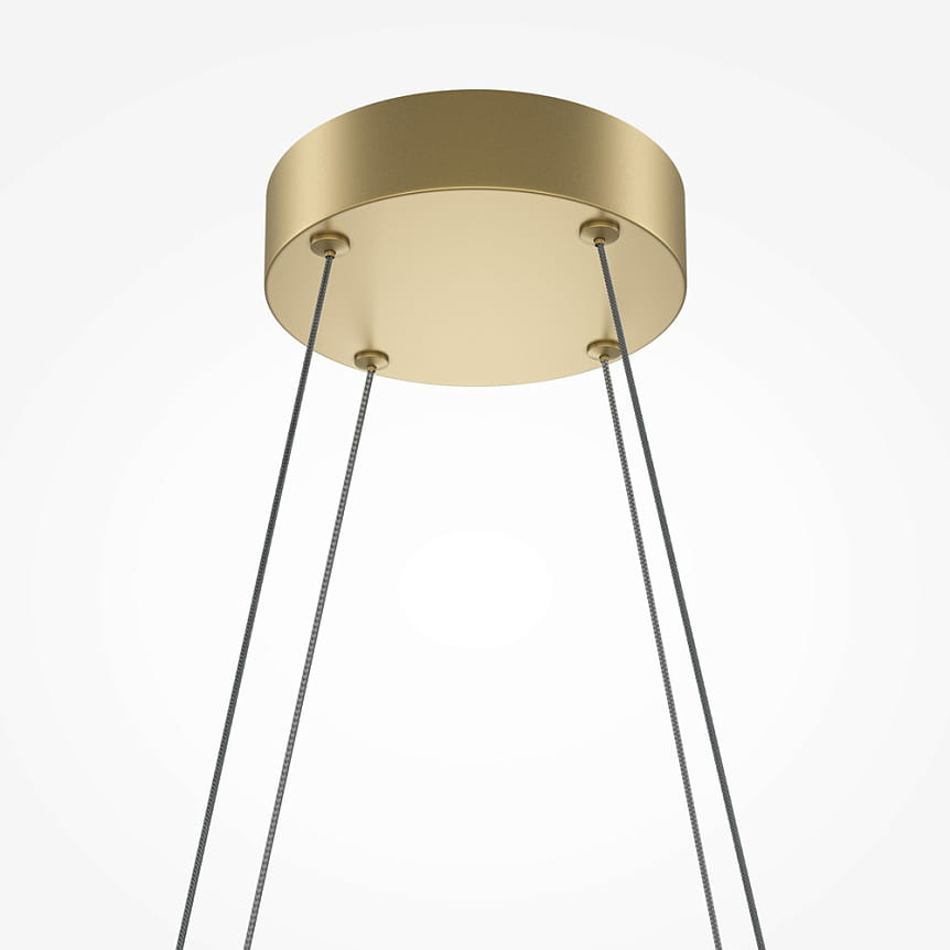 Mosiężna podsufitka lampy wiszącej LED z dwoma zawieszeniami na cienkich linkach. Okrągły kształt z gładką, błyszczącą powierzchnią, umieszczony na jasnym tle. Idealna do nowoczesnych wnętrz.