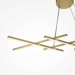Lampa wisząca LED w kolorze mosiądzu, złożona z kilku poziomych i pionowych pasków, montowana na cienkim przewodzie. Posiada nowoczesny, minimalistyczny kształt i emituje ciepłe światło, idealna do aranżacji wnętrz.