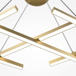 Lampa wisząca LED Halo w kolorze mosiądzu z czterema równoległymi, prostokątnymi ramionami. Ujęcie z dołu, ukazujące moduły świetlne z białymi kloszami. Stylowy design z cienkimi linkami mocującymi, idealna do nowoczesnych wnętrz.