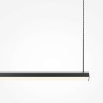 Lampa wisząca LED Halo 80 o mocy 10W, w kolorze czarnym. Prosty, prostokątny kształt z białym paskiem świetlnym. Zawieszona na cienkich, metalowych linkach. Tło jasne, minimalistyczne.
