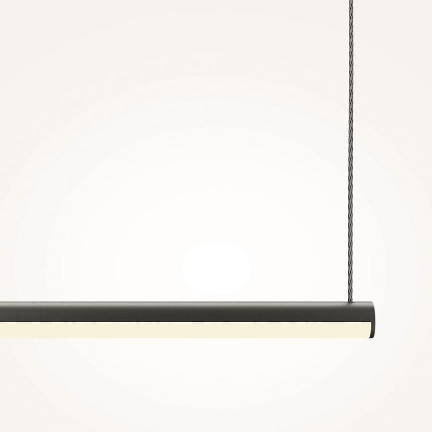Lampa wisząca LED Halo 80 w kolorze czarnym, o wymiarach 80 cm, z wbudowanym źródłem światła 10W. Posiada prostokątny kształt z matową powierzchnią i białym dyfuzorem, zawieszona na cienkich linkach. Tło jasne i jednolite.