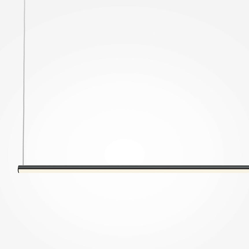Lampa wisząca LED Halo 80, czarna, o mocy 10W, w prostokątnym kształcie. Wykończenie matowe, zawieszona na cienkim przewodzie. Emisja światła w kolorze białym. Minimalistyczny design, umieszczona na jednolitym, jasnym tle.