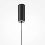 Lampa wisząca LED Halo 80 w kolorze czarnym, o cylindrycznym kształcie. Wisi na cienkim, teksturowanym przewodzie. Widoczny metalowy element u podstawy. Produkt przeznaczony do nowoczesnych wnętrz.