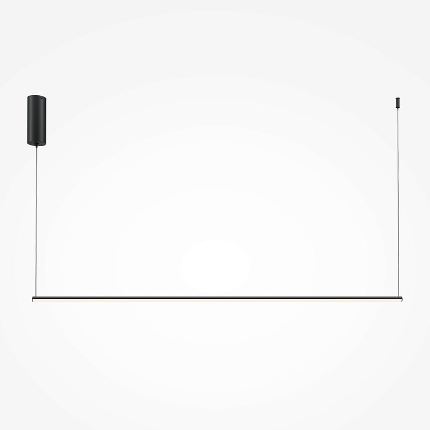 Lampa wisząca LED Halo 120 w kolorze czarnym, o długości 120 cm i mocy 16W, zawieszona na cienkich przewodach. Prosty, minimalistyczny kształt z cylindrycznym mocowaniem u góry, na jasnym tle.