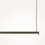 Lampa wisząca LED Halo 120 w kolorze czarnym, o długości 120 cm. Posiada smukły, prostokątny kształt z białym paskiem świetlnym u dołu. Zawieszona na cienkim, stalowym przewodzie, idealna do nowoczesnych wnętrz.