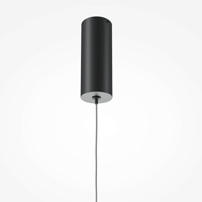 Lampa wisząca LED Halo 120 o mocy 16W, w kolorze czarnym, cylindryczny kształt. Zawieszona na sznurze, z metalowym wykończeniem u dołu. Prosta, nowoczesna forma, idealna do różnych wnętrz. Tło jasne, podkreśla elegancki design lampy.