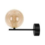 Kinkiet Galaxy 1xG9 w kolorze czarnym z bursztynową kulą. Lampa z prostym ramieniem i okrągłą podstawą, umieszczona pod kątem. Przezroczysta kula odsłania żarówkę, podkreślając nowoczesny design.