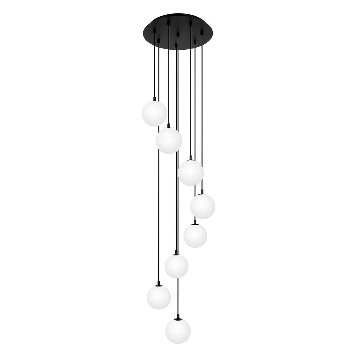 Lampa wisząca Aspen z ośmioma okrągłymi kloszami w odcieniu białym, zawieszona na czarnych linkach. Klosze rozmieszczone na różnych wysokościach, montowane do okrągłej podstawy sufitowej w kolorze czarnym. Prosty, nowoczesny design.