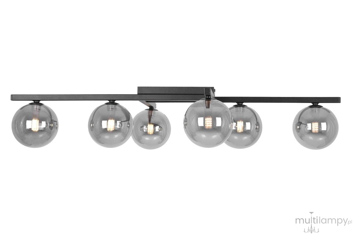 Lampa sufitowa Paxi z sześcioma oprawami G9, w kolorze czarnym i grafitowym. Szklane klosze w kształcie kul, zawieszone na prostokątnej, metalowej konstrukcji. Ujęcie frontalne, lampa zamontowana na suficie.