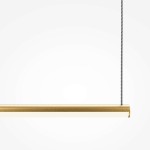 Lampa wisząca LED Halo 80 o mocy 10W, w kolorze mosiężnym, z prostokątnym, matowym kloszem. Zawieszona na cienkich stalowych linkach, z możliwością regulacji wysokości. Tło białe, minimalistyczne.