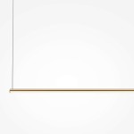 Lampa wisząca LED Halo 80 o długości 80 cm w kolorze mosiądzu. Prosty, prostokątny kształt, zawieszona na cienkim przewodzie. Idealna do nowoczesnych wnętrz, emitująca światło o zmiennej temperaturze barwowej.