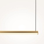 Lampa wisząca LED Halo 120 w kolorze mosiężnym, z prostokątną oprawą i białą wstawką, zwisająca na cienkim, metalowym przewodzie. Produkt ma nowoczesny, minimalistyczny design, idealny do aranżacji wnętrz.
