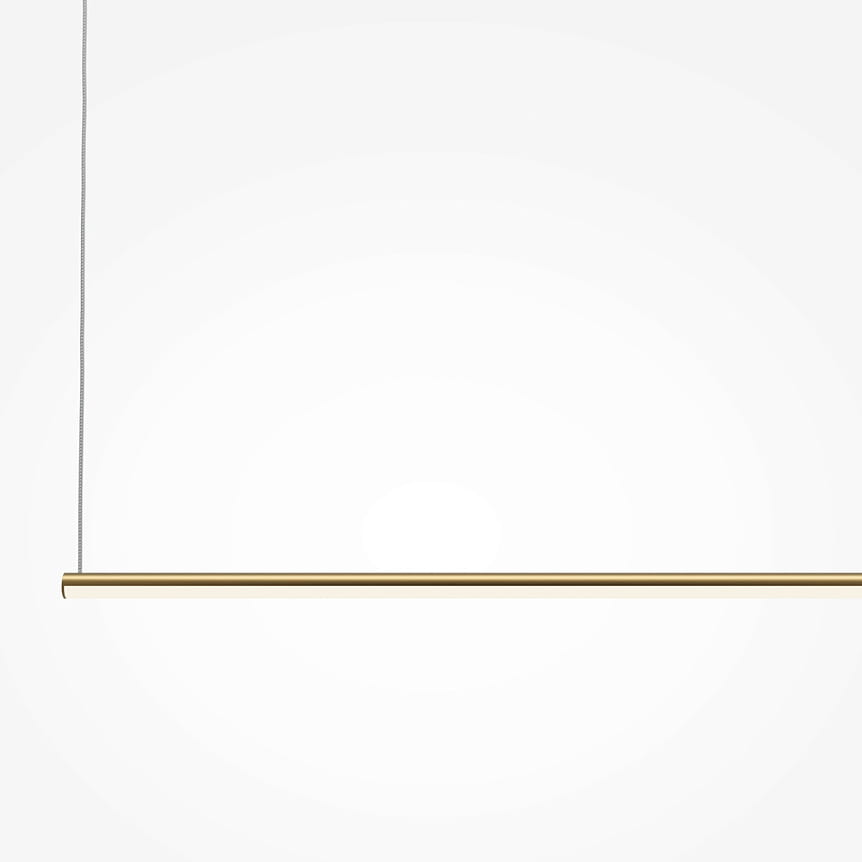Lampa wisząca LED Halo 120 w kolorze mosiądzu, długość prostokątnego korpusu 120 cm, zawieszona na cienkim, regulowanym przewodzie. Matowa powierzchnia, minimalistyczny design, idealna do nowoczesnych wnętrz.