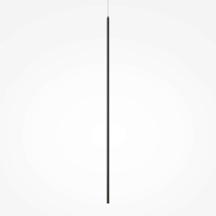 Lampa wisząca LED Halo H100 o mocy 15W, w kolorze czarnym, w kształcie smukłego, prostokątnego słupa. Zawieszona na cienkim przewodzie, prezentuje minimalistyczny design. Tło białe, podkreślające elegancję produktu.