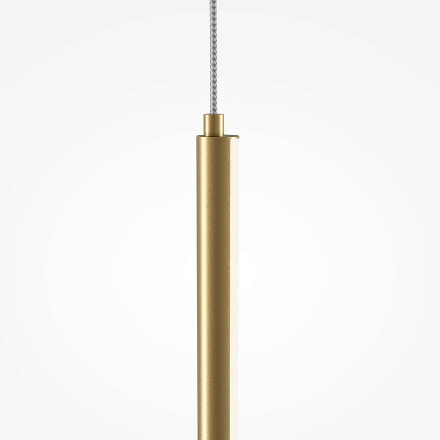 Lampa wisząca LED Halo H100 o mocy 15W, wykonana z mosiądzu, w prostokątnym kształcie. Zawieszona na szarym, plecionym przewodzie. Gładka, metaliczna powierzchnia w kolorze mosiądzu, z widocznym mocowaniem na górze.