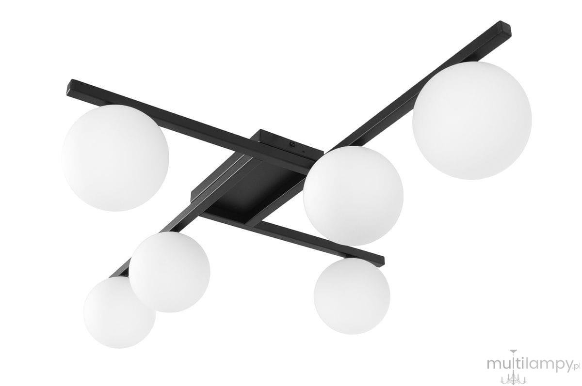 Lampa sufitowa Korfu w kolorze czarnym z sześcioma białymi kulistymi kloszami, zamontowana na prostokątnej podstawie. Ujęcie z dołu, pokazujące rozkład ramion i kształt kloszy. Idealna do nowoczesnych wnętrz.