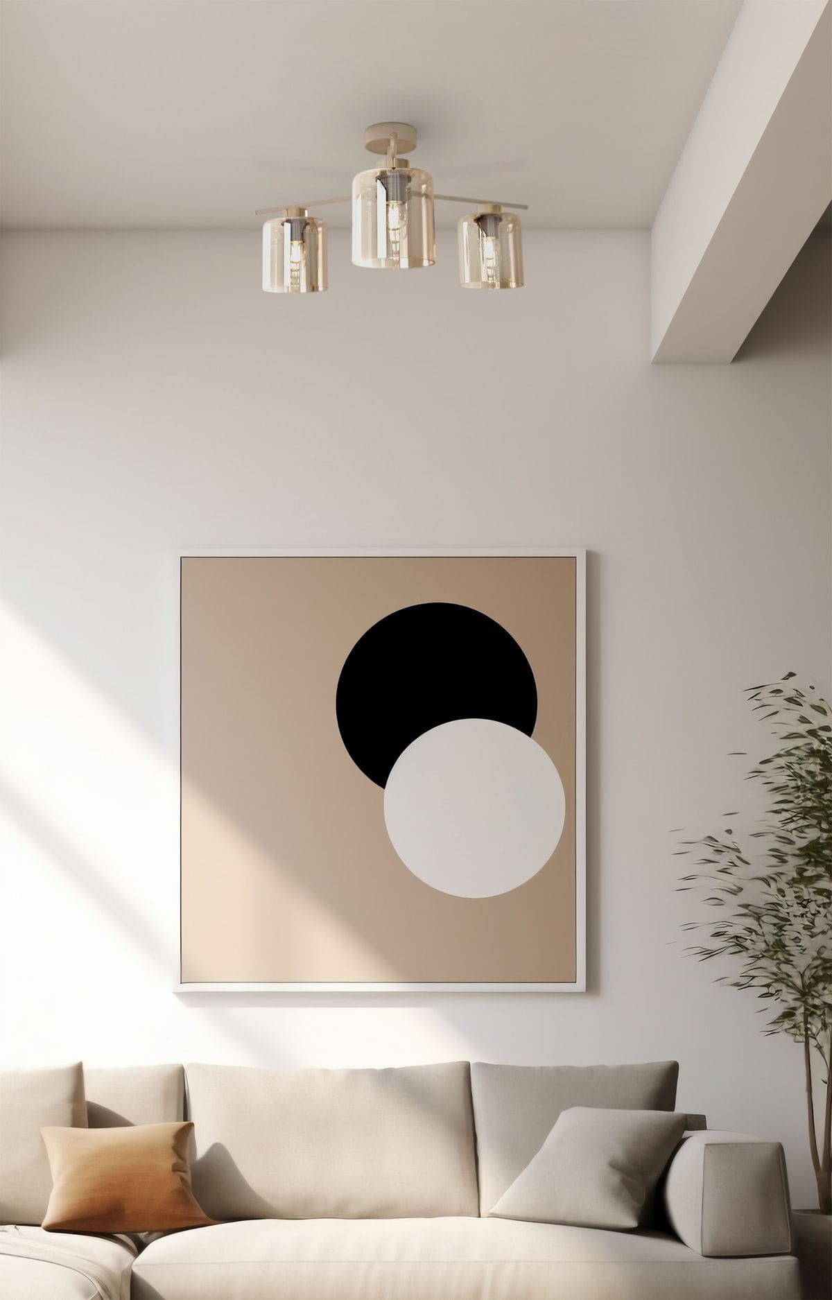Lampa sufitowa Vanes w kolorze beżowym z bursztynowymi kloszami, zawierająca trzy źródła światła E27. Ujęcie z dołu, pokazujące lampę zamontowaną na suficie w nowoczesnym wnętrzu z abstrakcyjnym obrazem w tle.