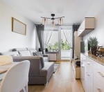 Lampa sufitowa Aurelia 3xE27 w kolorze czarnym z bursztynowymi kloszami, zamontowana na suficie w nowoczesnym wnętrzu. Stojący mebel obok, szare zasłony i rośliny w tle tworzą harmonijną aranżację.