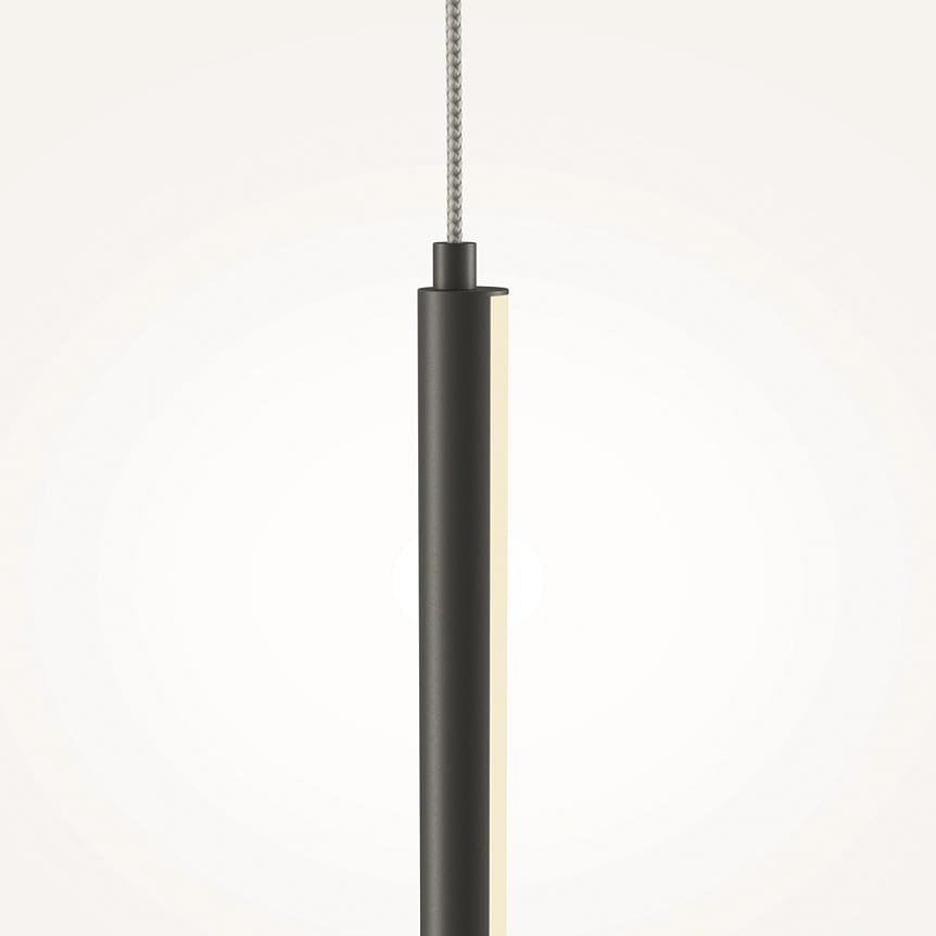 Lampa wisząca LED Halo H60 w kolorze czarnym, o smukłej, cylindrycznej formie. Ujęcie z góry, zawieszona na przewodzie. Emituje ciepłe światło, widoczna jest biała część LED z boku. Prosty design, idealna do nowoczesnych wnętrz.