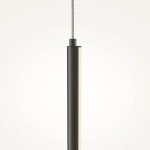 Lampa wisząca LED Halo H60 w kolorze czarnym, o smukłej, cylindrycznej formie. Ujęcie z góry, zawieszona na przewodzie. Emituje ciepłe światło, widoczna jest biała część LED z boku. Prosty design, idealna do nowoczesnych wnętrz.