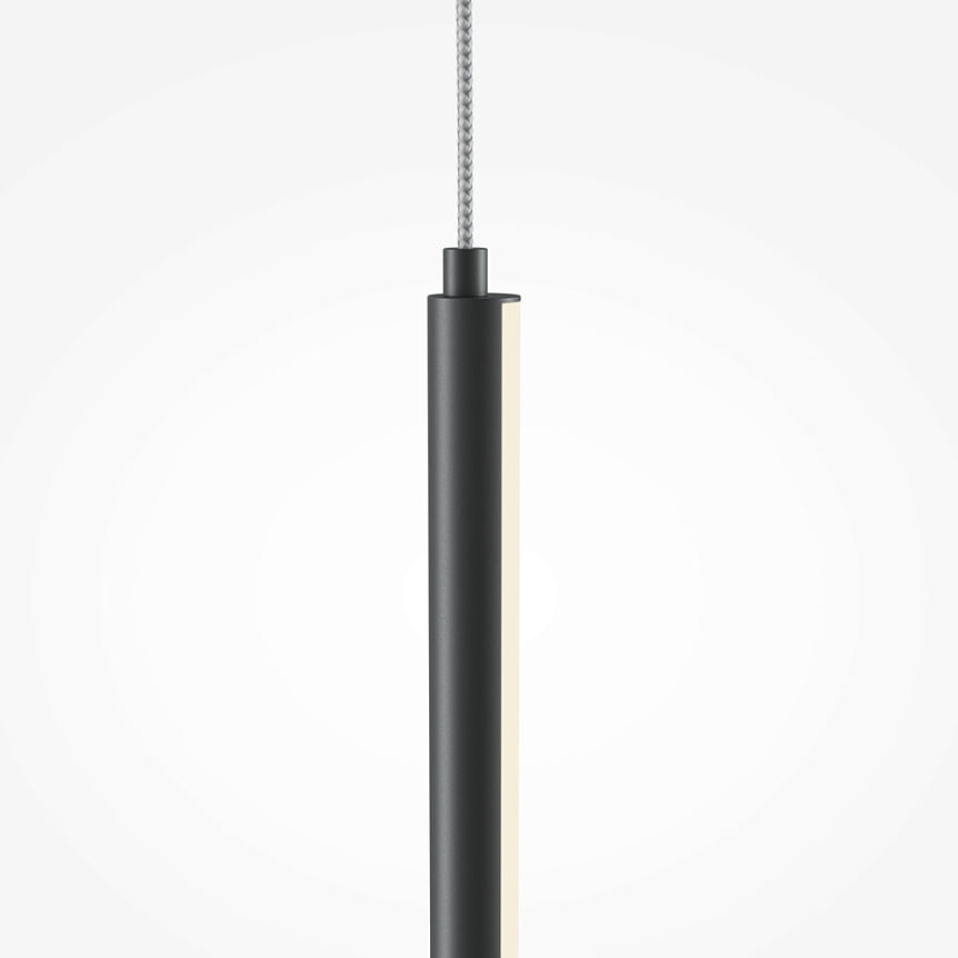 Lampa wisząca LED Halo H60 w kolorze czarnym, o cylindrycznym kształcie. Wykonana z matowego metalu, z wbudowanym źródłem światła LED. Zawieszona na plecionym przewodzie, z widoczną białą częścią emitującą światło.