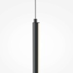 Lampa wisząca LED Halo H60 w kolorze czarnym, o cylindrycznym kształcie. Wykonana z matowego metalu, z wbudowanym źródłem światła LED. Zawieszona na plecionym przewodzie, z widoczną białą częścią emitującą światło.