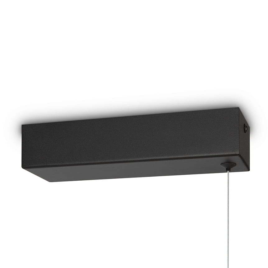 Lampa wisząca LED Halo 150 w kolorze czarnym, o prostokątnym kształcie. Wykonana z matowego materiału, zawieszona na cienkim przewodzie. Posiada moc 48W oraz funkcję zmiany temperatury barwowej (CCT). Ujęcie z boku, na jednolitym tle.