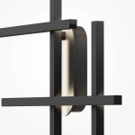 Kinkiet LED Halo w kolorze czarnym o mocy 24W, z minimalistycznym designem. Widoczny okrągły element źródła światła otoczony prostokątnymi ramkami. Produkt zamontowany na ścianie, w zbliżeniu na detale konstrukcji.