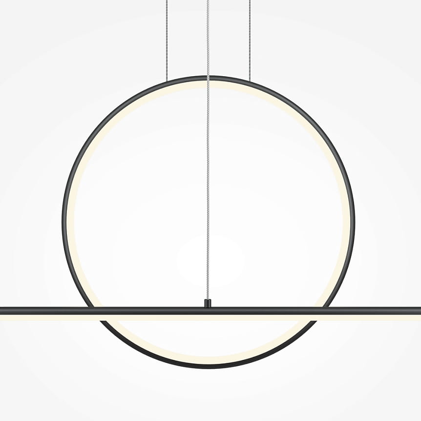 Czarna lampa wisząca LED Halo o mocy 40W, z okrągłym elementem świetlnym i prostokątną belką. Wisi na cienkich sznurkach, z białym podświetleniem wewnętrznym, na jednolitym, jasnym tle. Idealna do nowoczesnych wnętrz.