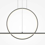 Czarna lampa wisząca LED Halo o mocy 40W, z okrągłym elementem świetlnym i prostokątną belką. Wisi na cienkich sznurkach, z białym podświetleniem wewnętrznym, na jednolitym, jasnym tle. Idealna do nowoczesnych wnętrz.
