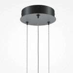 Lampa wisząca LED w kolorze czarnym, z okrągłym, matowym stropem i dwoma regulowanymi przewodami. Wysoka jakość wykonania, idealna do nowoczesnych wnętrz. Kąt ujęcia z dołu, ukazujący detal montażowy.
