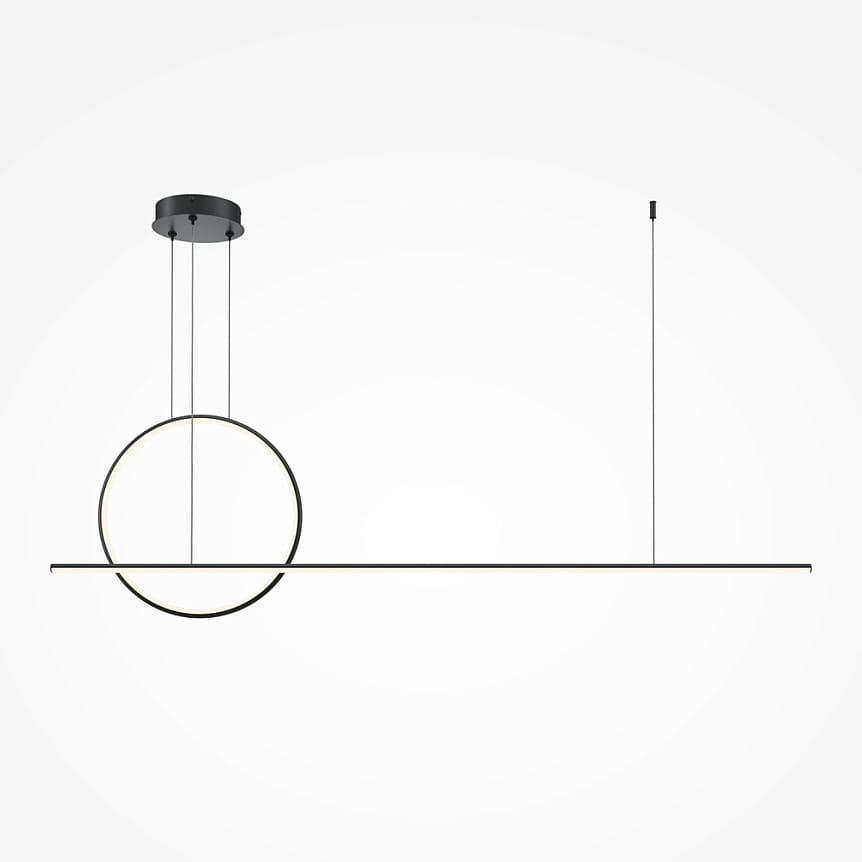 Lampa wisząca LED Halo w kolorze czarnym. Składa się z poziomego prostokąta oraz okrągłego elementu, zawieszona na cienkich linkach. Prosty, nowoczesny design, idealna do minimalistycznych wnętrz. Tło białe, produkt w pozycji wiszącej.