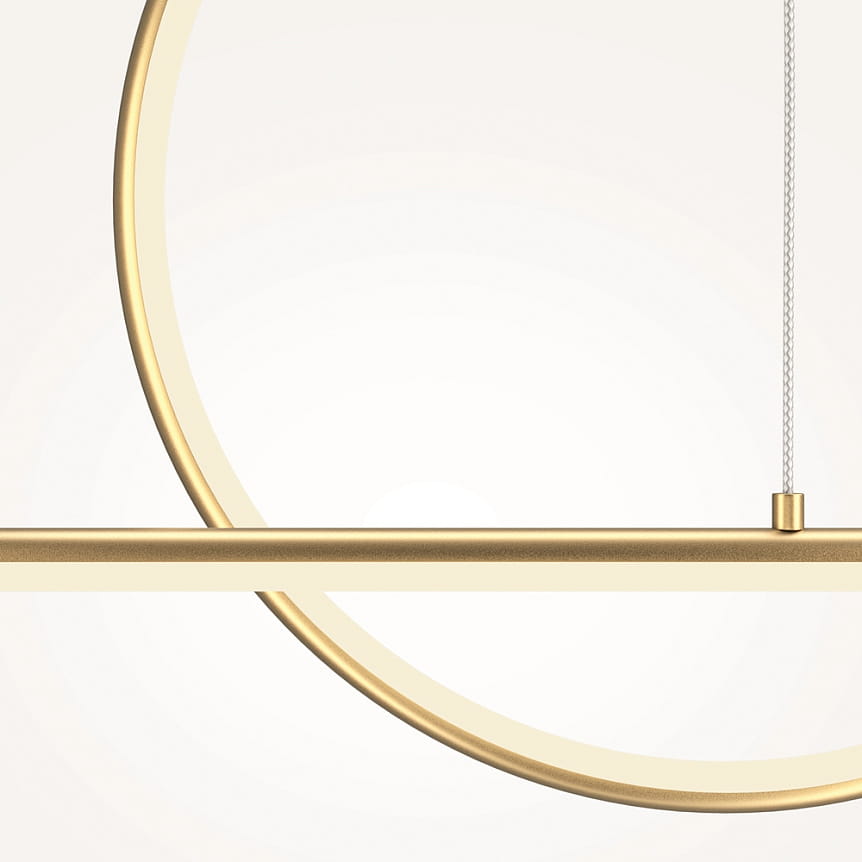 Lampa wisząca LED Halo w kolorze mosiądzu, z charakterystycznym okrągłym ramieniem i prostokątnym korpusem. Zawieszona na cienkim przewodzie, prezentuje minimalistyczny design. Idealna do nowoczesnych wnętrz.