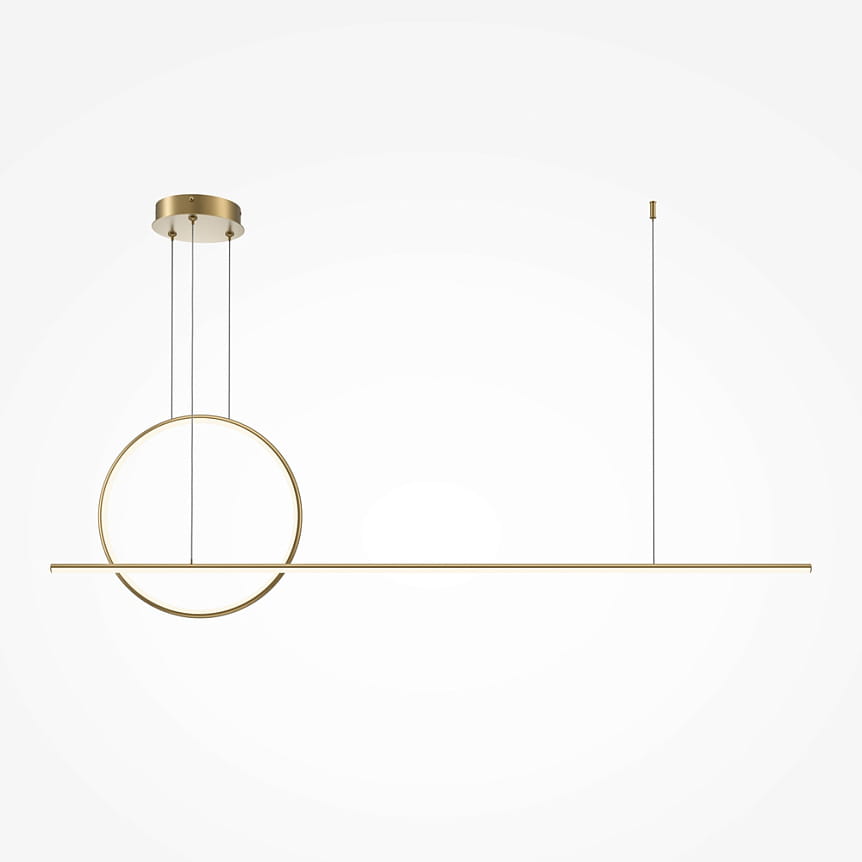 Lampa wisząca LED Halo w kolorze mosiądzu, z okrągłym elementem oraz poziomą belką. Zawieszona na cienkich linkach, z montażem sufitowym. Prosty, nowoczesny design na białym tle. Długość belki i średnica okręgu tworzą minimalistyczny efekt.