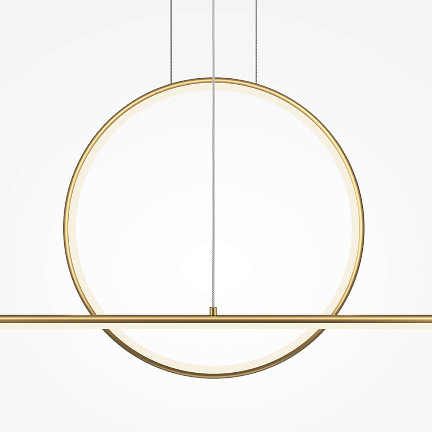 Lampa wisząca LED w kolorze mosiądzu, o okrągłym kształcie z prostą belką. Zawieszenie na cienkich linkach, z widocznym źródłem światła. Tło białe, minimalistyczne, podkreślające elegancję lampy.