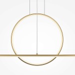 Lampa wisząca LED w kolorze mosiądzu, o okrągłym kształcie z prostą belką. Zawieszenie na cienkich linkach, z widocznym źródłem światła. Tło białe, minimalistyczne, podkreślające elegancję lampy.