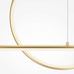 Lampa wisząca LED Halo, mosiężna, z okrągłym, minimalistycznym designem. Zawieszona na cienkim przewodzie, składa się z poziomego elementu oraz dużego okręgu, emituje światło o barwie CCT. Idealna do nowoczesnych wnętrz.