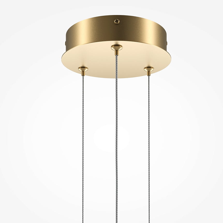 Lampa wisząca LED w kolorze mosiądzu, z okrągłym, metalowym kloszem i dwoma wiszącymi sznurkami. Ujęcie z dołu, ukazujące detale mocowania i kształt lampy. Idealna do nowoczesnych wnętrz.
