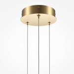 Lampa wisząca LED w kolorze mosiądzu, z okrągłym, metalowym kloszem i dwoma wiszącymi sznurkami. Ujęcie z dołu, ukazujące detale mocowania i kształt lampy. Idealna do nowoczesnych wnętrz.