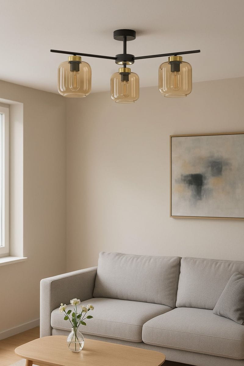 Lampa sufitowa Iga z trzema kloszami E27 w kolorze czarnym i bursztynowym. Klosze mają prostokątny kształt z widocznymi żarówkami. Lampa zamontowana na suficie, w jasnym wnętrzu z kanapą i stołem.