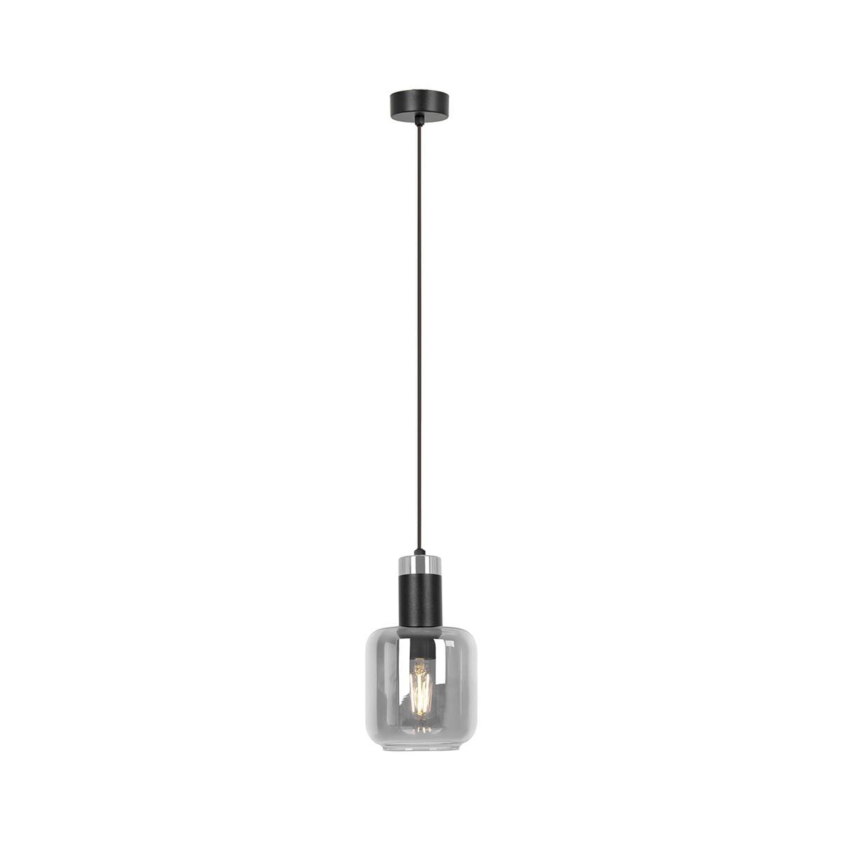 Lampa wisząca Denis 1xE27 w kolorze czarnym i grafitowym. Posiada szklany klosz w kształcie sześcianu, metalowe mocowanie oraz długi przewód. Zawieszona w pozycji pionowej, idealna do nowoczesnych wnętrz. Tło białe.