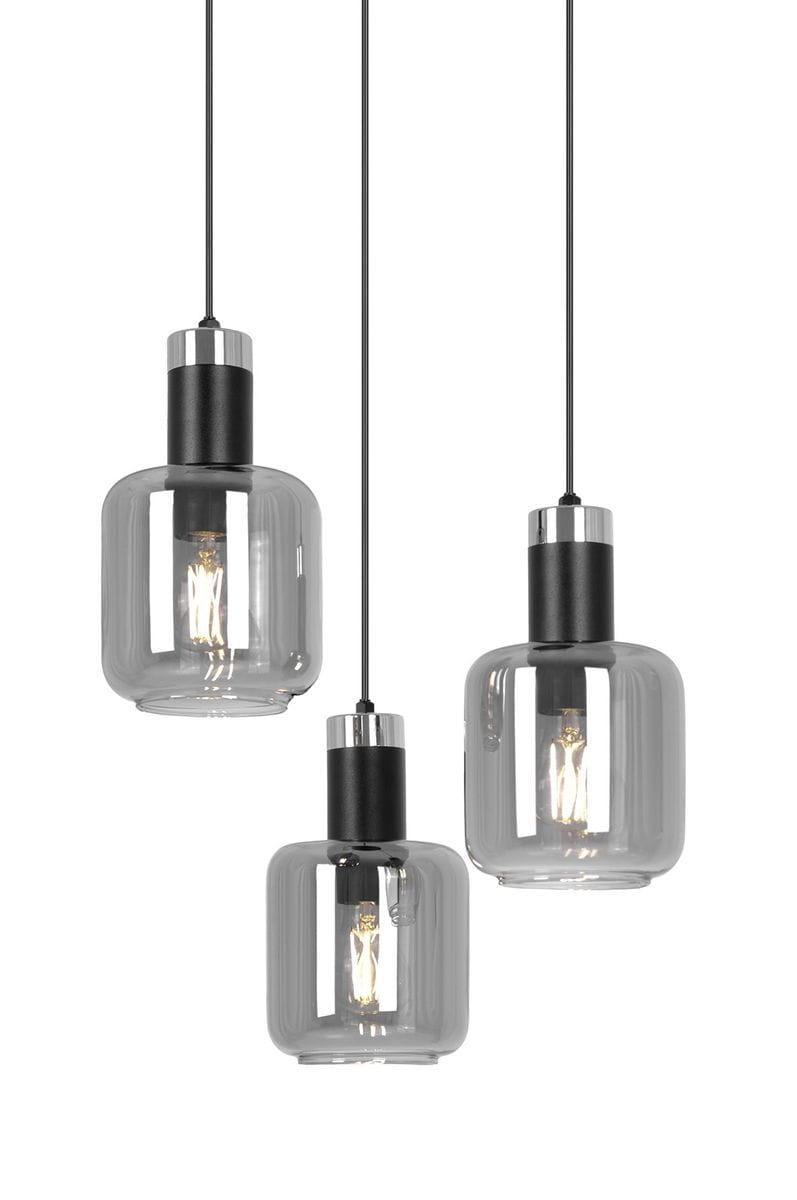 Lampa wisząca Denis z trzema źródłami światła E27. Szklane klosze w grafitowym kolorze, z metalowymi elementami w czerni i chromie. Produkt wisi na cienkich przewodach, z każdą lampą w innym ułożeniu.