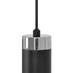Lampa wisząca Denis z trzema gniazdami E27, w kolorze czarnym i grafitowym. Metalowy klosz z matowym wykończeniem, zakończony błyszczącą, chromowaną górą. Ujęcie z góry, pokazujące detale mocowania oraz przewód.