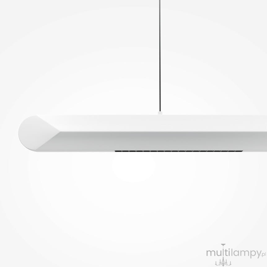 Lampa wisząca LED Motion 120 w kolorze białym, o długości 120 cm, z zaokrąglonymi krawędziami. Emituje światło o temperaturze 3000K, zawieszona na cienkich linkach, z widocznym panelem świetlnym na dolnej części.